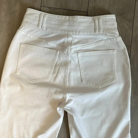 🤍HOST PICK BCBGMAXAZRIA NWOT White High Rise Flared Denim Jeans, Size 29 - Picture 4 of 12